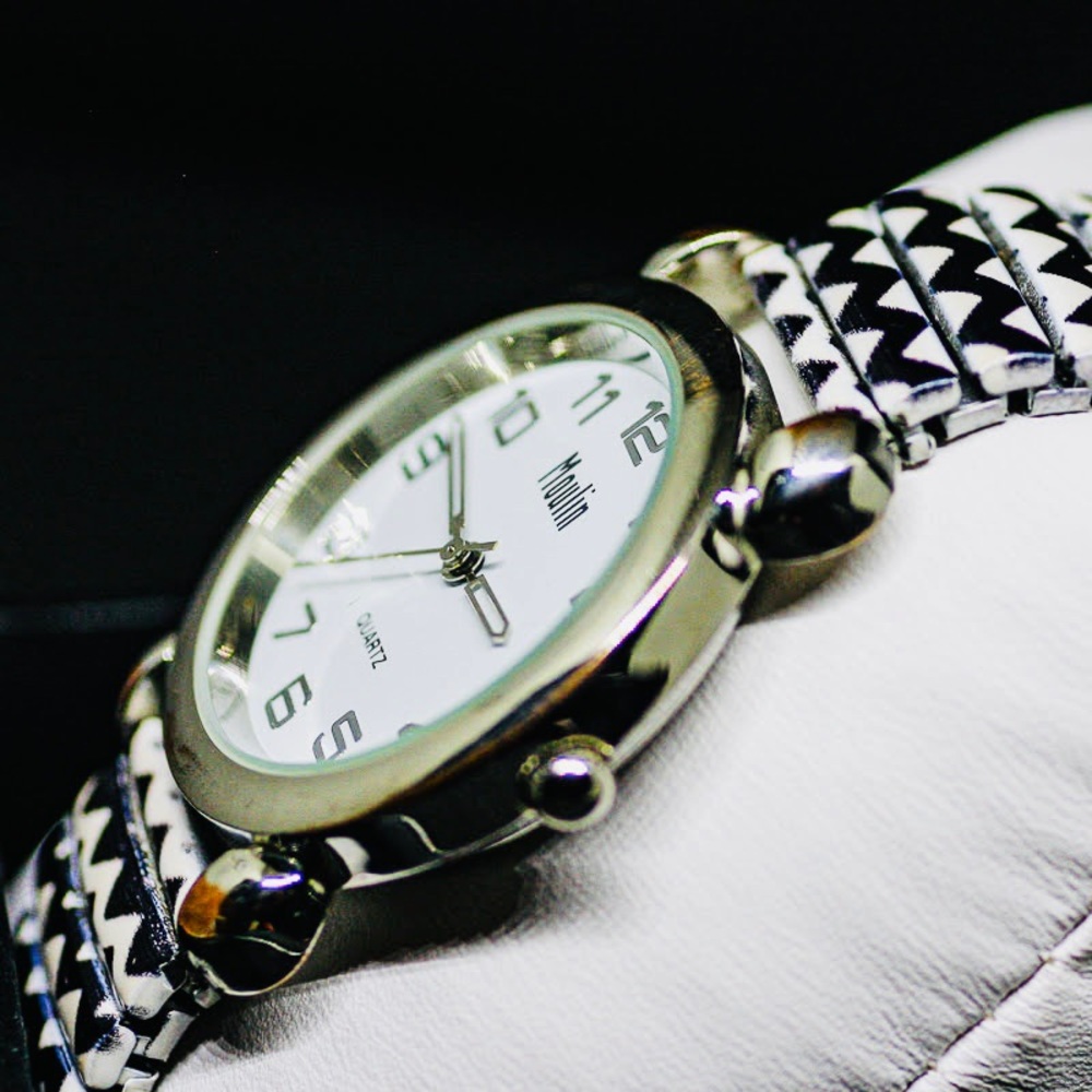 SOLD | B&W Chevron Stretchy Bracelet Strap Watch | New Battery - Picture 3 of 4